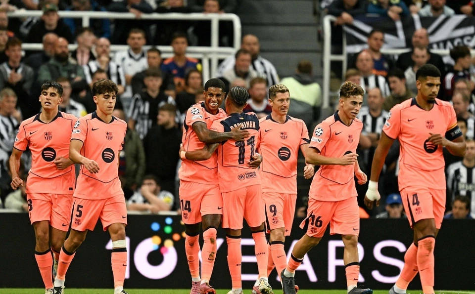 从曼联黯淡到巴萨耀眼！欧冠新星崛起，笑到最后？